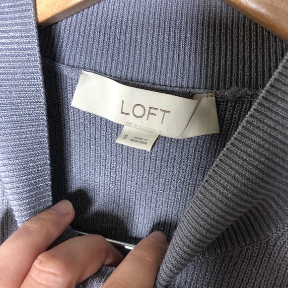 Ann Taylor Loft grey mock neck sleeveless career office top - Picture 2 of 3